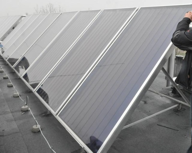 Kolektory słoneczne zostały zamontowane na dachu budynku gdzie znajduje sie m. in. oddział położniczy