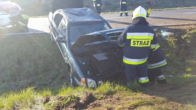 Dzisiaj (niedziela) około godz. 7 na drodze krajowej nr 20 między Białym Borem a Miastkiem doszło do wypadku. Kierujący samochodem marki Kia stracił panowanie nad pojazdem, wjechał do rowu i uderzył w skarpę. W wypadku ucierpiały dwie osoby.  (ang)