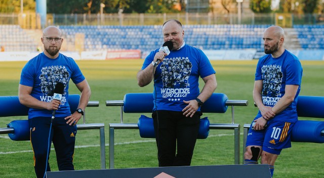 Trener Łukasz Bereta, prezes Ruchu Seweryn Siemianowski i kapitan drużyny Tomasz Foszmańczyk