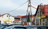 Choinka stanęła na Rynku w Kazimierzy Wielkiej. Wysokie na około 8 metrów drzewko będzie przypominać o zbliżających się świętach [ZDJĘCIA]