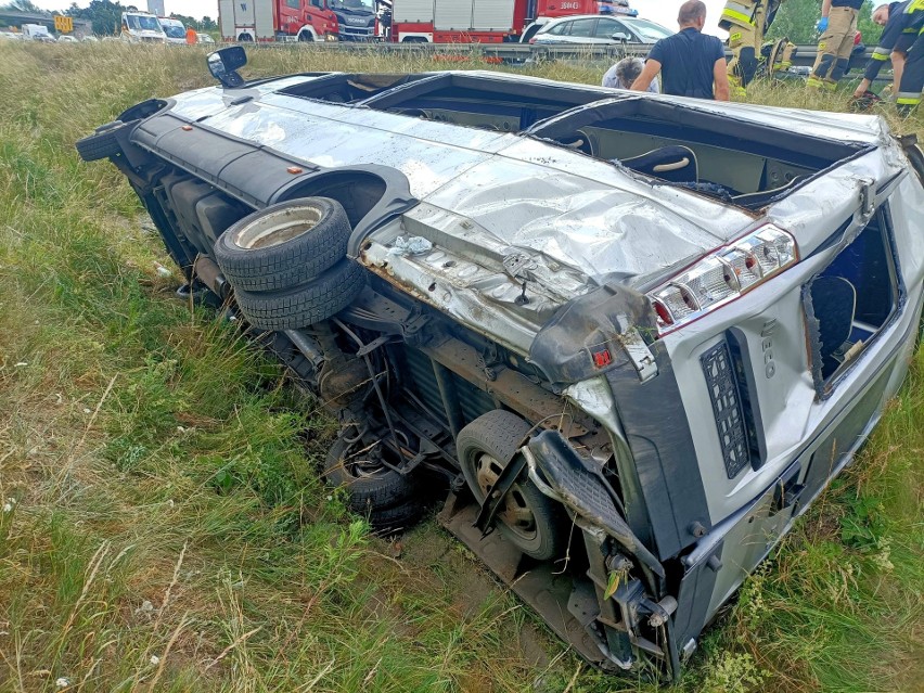 Bus wiozący 15 osób w tym 13 dzieci wjechał nagle do rowu i...