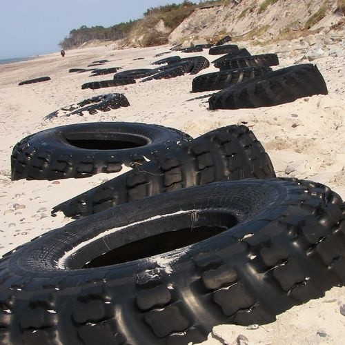 Sterty opon na plaży w Lędowie.