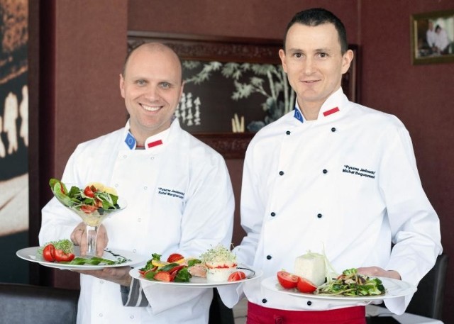 Rafał Marglarczyk, właściciel restauracji Pyszne Jedzonko, wraz z kucharzem Michałem Boguszewski prezentują przygotowane przez siebie dania, które pomogą obniżyć ciśnienie. 