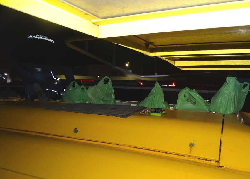 Ponad 56 kg bursztynu było ukryte w dachu autobusu.
