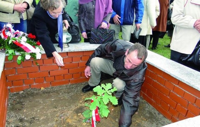 Trzy dęby pamięci posadzono w piątkowe popołudnie przy Sanktuarium Miłosierdzia Bożego w Łomży