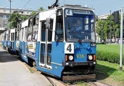 Dwuwagonowe tramwaje linii nr 4 wyjeżdżają po godzinie 18 Fot. Joanna Urbaniec