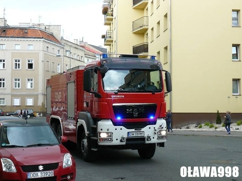 Oława: Pożar na poddaszu kamienicy. Ewakuowano mieszkańców (ZDJĘCIA)