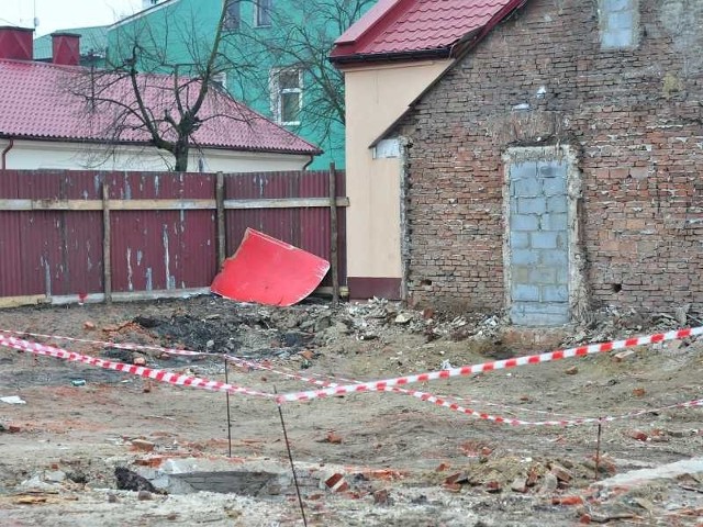 Wielu naszych czytelników dopytuje się o dalsze losy wyburzonego budynku przy ulicy Sandomierskiej w Tarnobrzegu.