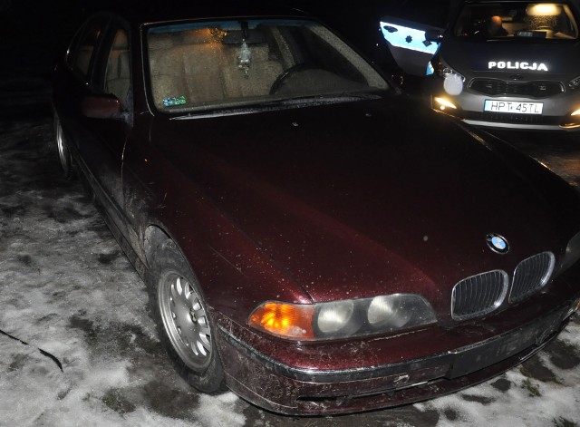 W czwartek tuż po północy oficer dyżurny piskiej komendy otrzymał informację, że na Pl. Daszyńskiego w Piszu samochód uderzył w drzewo, po czym odjechał. Patrole natychmiast rozpoczęły poszukiwania tego auta sprawdzając ulice miasta.Kilka minut później świadek zdarzenia zgłosił, że na miejscu znalazł pogięta tablicę rejestracyjną. Na tej podstawie oficer dyżurny ustalił do kogo należy ten pojazd. Był to samochód marki BMW, którego właściciel mieszkał w Piszu.