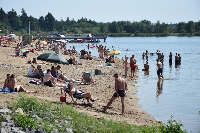 Upalna niedziela, 30 sierpnia, przyciągnęła prawdziwe tłumy na kąpielisko gminy Morawica w Łabędziowie. Nie brakowało chętnych do kąpieli i wypoczynku na plaży.Zobaczcie jak było na zdjęciach w Łabędziowie w ostatni weekend tych wakacji>>>