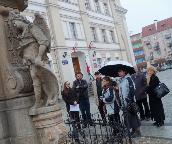 Wojewódzki konserwator zabytków Iwona Solisz (z lewej) nakazała wykonanie drobnych poprawek.