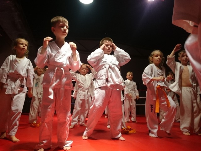 Skarżyscy karatecy w czasie egzaminu prezentowali swoje umiejętności.