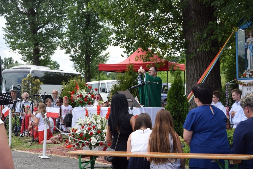 Mieszkańcy uhonorowali 11 chłopów z Masłomiącej zamordowanych w obozie Gross-Rosen [ZDJĘCIA]