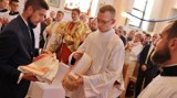Biskup wręczył klerykom sutanny. W parafii Karlin koło Piotrkowa Trybunalskiego odbyły się obłóczyny i święcenia diakonatu [ZDJĘCIA]