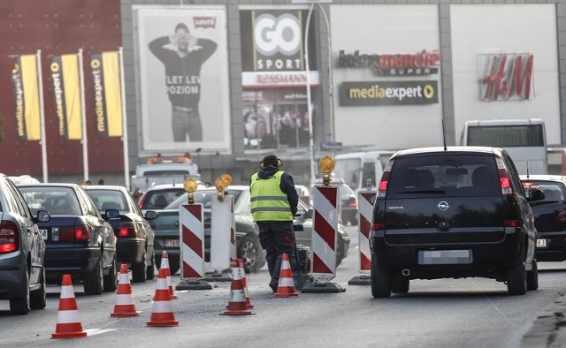 W godzinach szczytu w Rzeszowie rozpoczęto malowanie pasów, miasto stanęło w korkach.