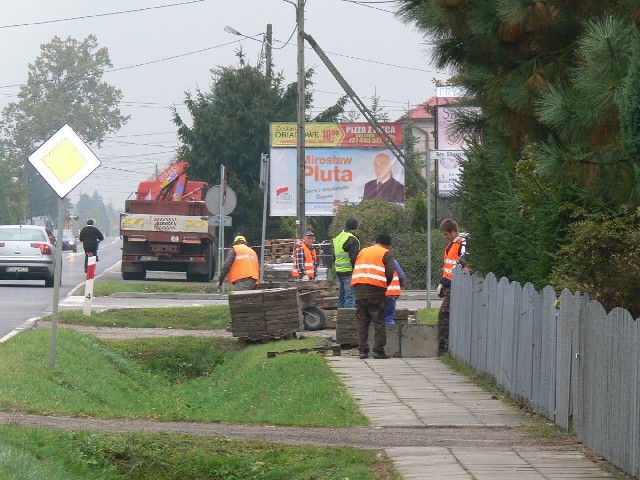 W Skopaniu przy drodze wojewódzkiej rozpoczął się remont 200-metrowego odcinka chodnika - od kościoła do pubu.      