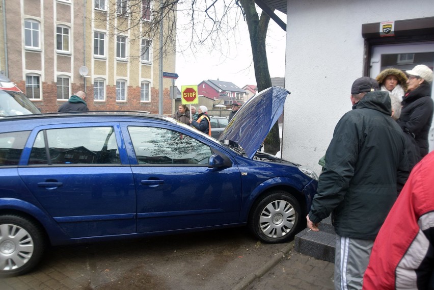 Kolizja w Stargardzie. Trener wymusił pierwszeństwo na taksówkarzu i wjechał w budynek [ZDJĘCIA, WIDEO]