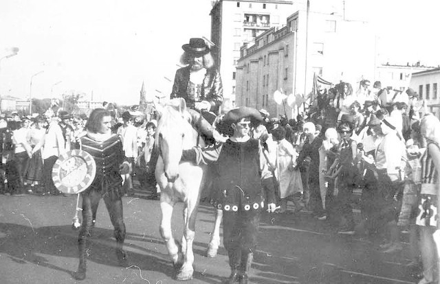 To było rok przed zakończeniem studiów. W 1967 roku zostałem wielkim mistrzem żaków, który prowadził pogonalia. Po ulicy Lipowej jechałem na białym koniu, prowadząc pochód studentów &#8211; wspomina dziś Lech Pilecki.
