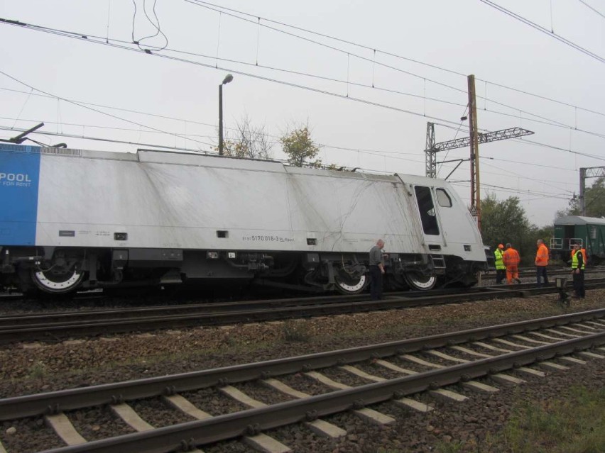 Gniezno: Wykoleił się pociąg z siarką [ZDJĘCIA]