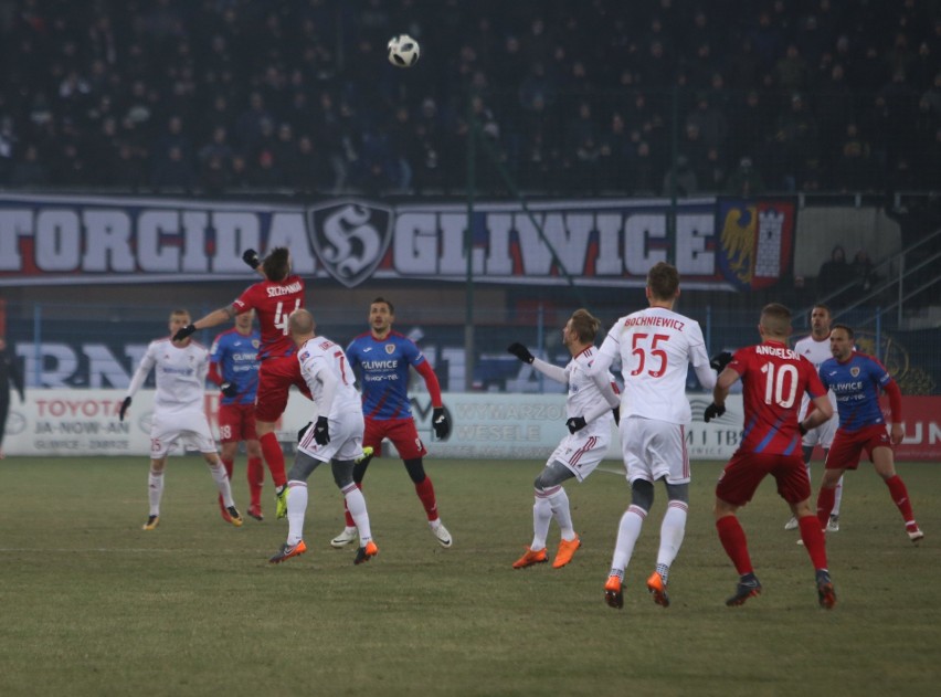 Derby Śląska przerwane, potem zakończone. Kibice Górnika...