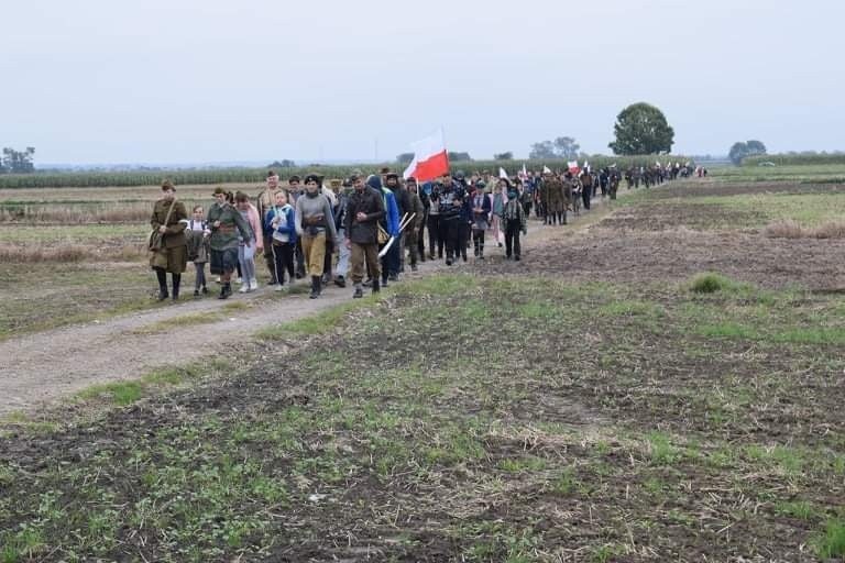 Przeszli śladami żołnierzy Hieronima Dekutowskiego. Kolejna edycja Rajdu im. Zapory. Zobacz zdjęcia