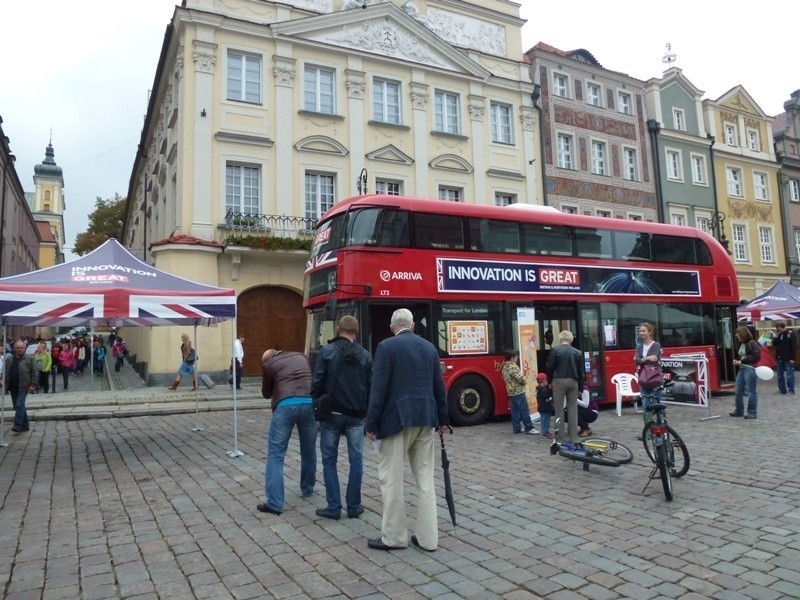 Czerwony londyński autobus zaparkował na Starym Rynku w...