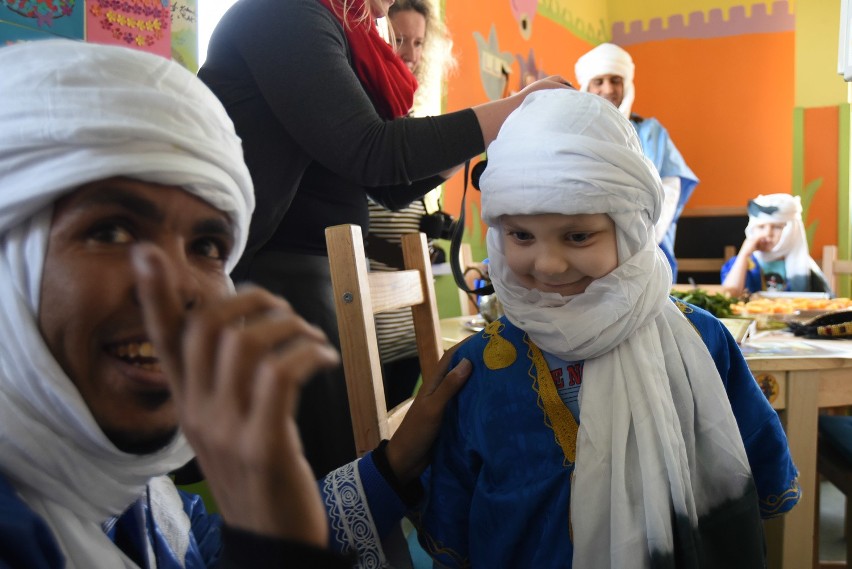 Saharyjscy nomadzi odwiedzili dzieci leczące się na oddziale...
