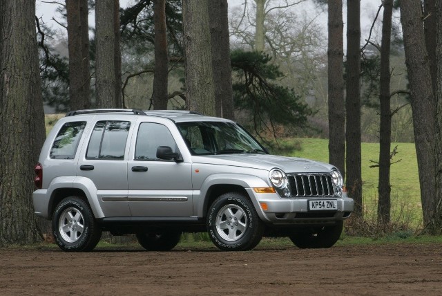 20 tys. zł pozwoli na zakup egzemplarza z lat 2004 - 2005.Auto produkowane w latach 2001 - 2007. To propozycja dla osób lubiących od czasu do czasu zjechać z asfaltu w teren, nawet ten grząski. Cherokee ma przeznaczony ku temu napęd 4x4 z reduktorem. Zaletą auta jest też bogate wyposażenie.