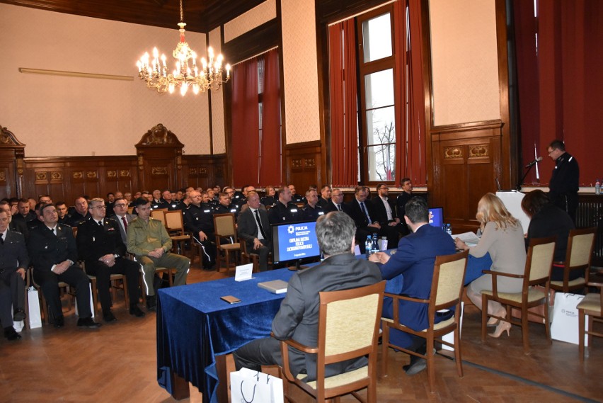 Dobra zmiana. Policja się chwali: Jest bezpieczniej. Zgadzacie się? Zagłosujcie w ankiecie! [STATYSTYKI]