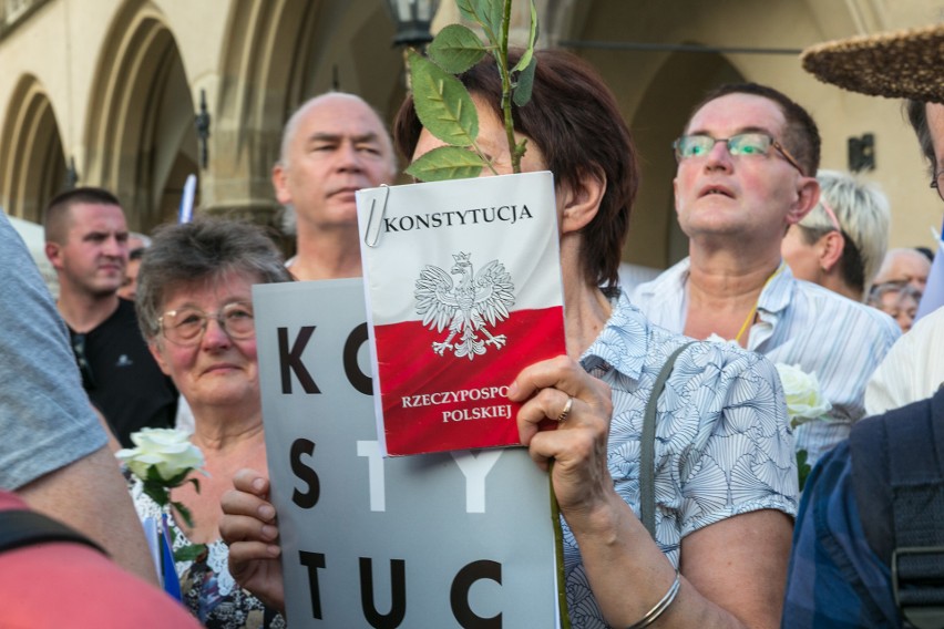 Na krakowskim Rynku znów zapłonęło światełko dla sądów [ZDJĘCIA]