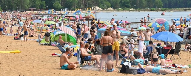 Mnóstwo osób korzystało w niedzielę, 11 lipca z uroków Świętokrzyskiej Ibizy, czyli najpopularniejszego zalewu w regionie. W Sielpi ochłody szukały setki osób, które korzystały z dodatkowych atrakcji, jak rowerki wodne, ale też spacerowały, czy po prostu relaksowały się na plaży. ZOBACZ ZDJĘCIA NA KOLEJNYCH SLAJDACH>>>