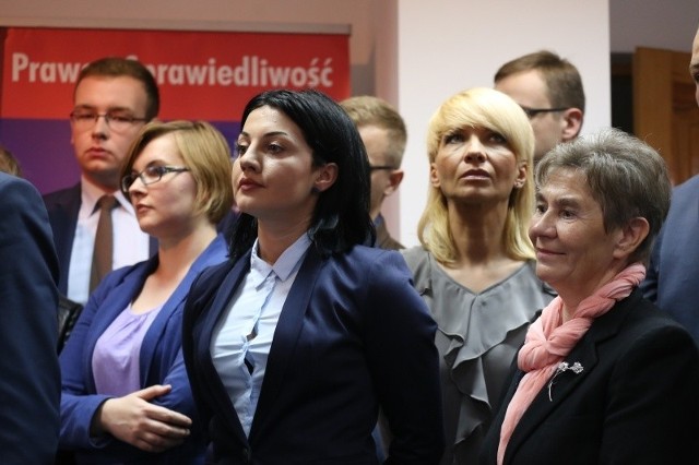 Działacze PiS zobowiązują się w niej m.in. do tworzenia nowych miejsc pracy, inwestowania pieniędzy unijnych w rozwój polskich firm.