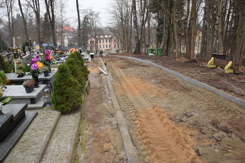 Budują kolejną alejkę na cmentarzu komunalnym w Miastku