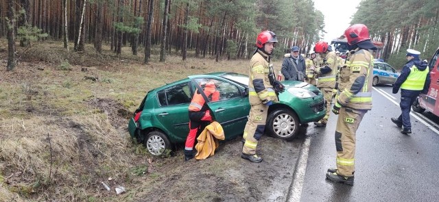 Za kierownicą auta marki Renault siedział siedemdziesięciolatek. Kierowca skręcał w boczną drogę. Zobacz w galerii więcej zdjęć