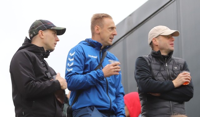 Trener Wiernej Małogoszcz Mariusz Lniany (z prawej) obserwował ostatni mecz Orląt Kielce. Z lewej trener Granatu Skarżysko-Kamienna Marcin Kołodziejczyk.