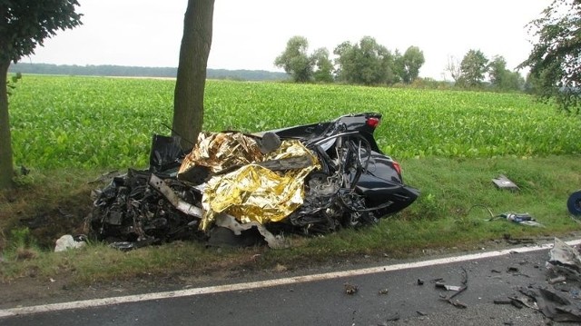 Osobowy Lexus został kompletnie zniszczony.