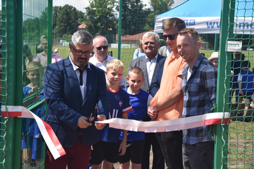 Obiekt mieści się przy ul. Wolności, gdzie razem z boiskiem...