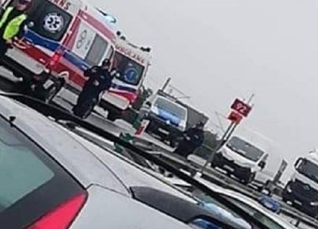 Pięć samochodów, w tym policyjny radiowóz zderzyło się we wtorek, 8 października po godzinie 13, na starej „dwójce”, w miejscowości Wilkowo, niedaleko Świebodzina.– W wyniku karambolu rannych zostało dwóch policjantów – mówi mł. asp. Marcin Ruciński, rzecznik świebodzińskiej policji. – Obaj funkcjonariusze zostali przewiezieni do szpitala.Droga w miejscu wypadku (43 km trasy nr 92) jest zablokowana. Jego przyczyny ustalają policjanci.Zobacz także: Umówił się na seks z 14-latką. Na spotkanie przyszli jednak policjanciŹródło: TVN24POLECAMY RÓWNIEŻ PAŃSTWA UWADZE:[g]14483675[/g]