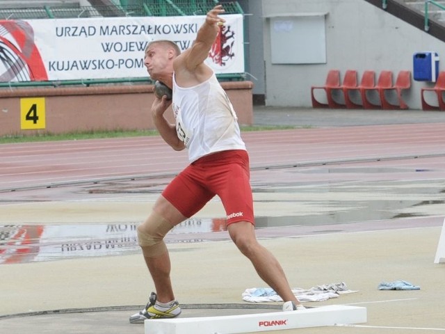 pchnął kulą  w najlepszej  próbie 13,81 m,  zajął 14. miejsce  i zdobył dla Polski  717 pkt.