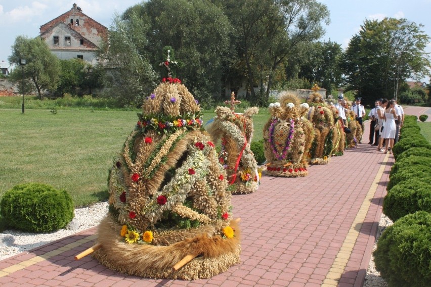 Festiwal Kultury Rytwiańskiej. Starostowie dożynek przekazali chleb i prosili o "sprawiedliwe dzielenie przez cały rok" [ZDJĘCIA]