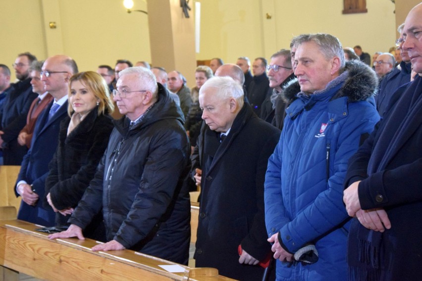 Jarosław Kaczyński z prywatną wizytą w Starachowicach. W rocznicę śmierci mamy, Jadwigi Kaczyńskiej. Zapis transmisji