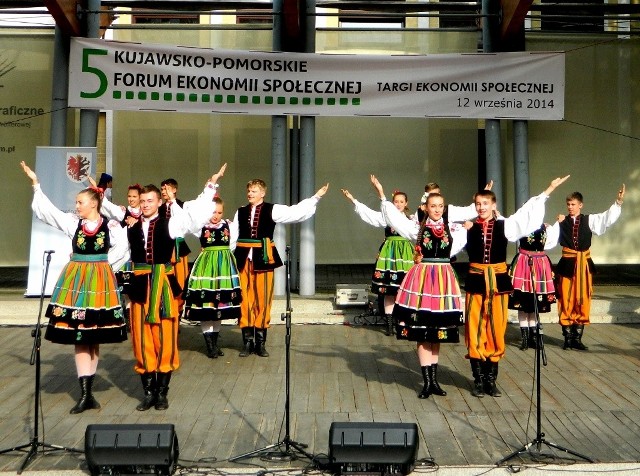 Występ Zespołu Pieśni i Tańca "Młody Toruń" był jedną z atrakcji wojewódzkich targów ekonomii społecznej w Toruniu