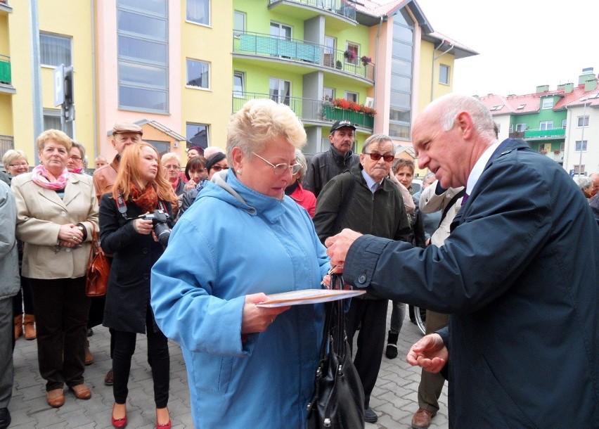 Klucze do mieszkania odbiera Teresa Szala, jako jedna z...