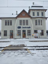 Przebudowa dworca kolejowego w Jastrzębiu. Budynek nabiera kształtów (ZDJĘCIA)