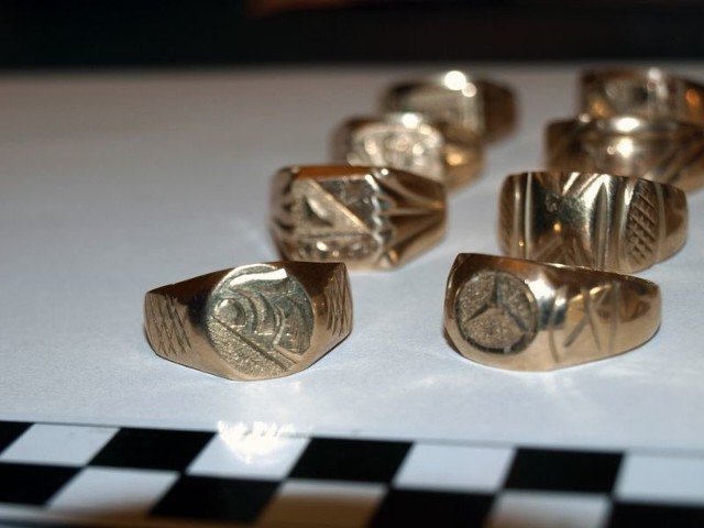 Rumuni oferowali do sprzedaży pierścionki i sygnety wykonane z materiału, który tylko przypominał złoto.