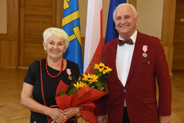 Podczas uroczystości w Urzędzie Miasta w Wieliczce uhonorowano pięć małżeństw z 60-letnim stażem oraz 33 pary obchodzące w tym roku złote gody