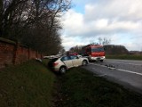 Wypadek w Dobrej pod Strykowem. Jedna osoba uwięziona w samochodzie [ZDJĘCIA+FILM]