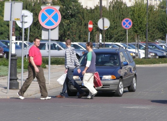 Jak sugerują piesi, wymalowanie w tym miejscu tzw. "zebry&#8221; znacznie poprawiłoby bezpieczeństwo.