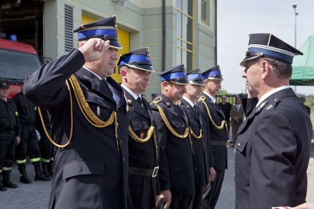 Złote medale &#8222;Za zasługi dla pożarnictwa&#8221; otrzymało pięciu ratowników PSP Pińczów oraz dyrektor Kopalni Gipsu Leszek Irla. Pierwszy z lewej młodszy brygadier Wojciech Bucki.