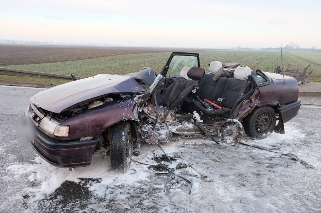 We wtorek rano na drodze krajowej nr 94 w miejscowości Duńkowice w pow. jarosławskim, zderzyły się dwa samochody. Trzy osoby trafiły do szpitala.Jak informuje policja w wyniku zderzenia volkswagena z oplem trzy osoby zostały ciężko ranne. Ruch na tym odcinku drogi jest zablokowany. Policjanci zorganizowali objazdy.